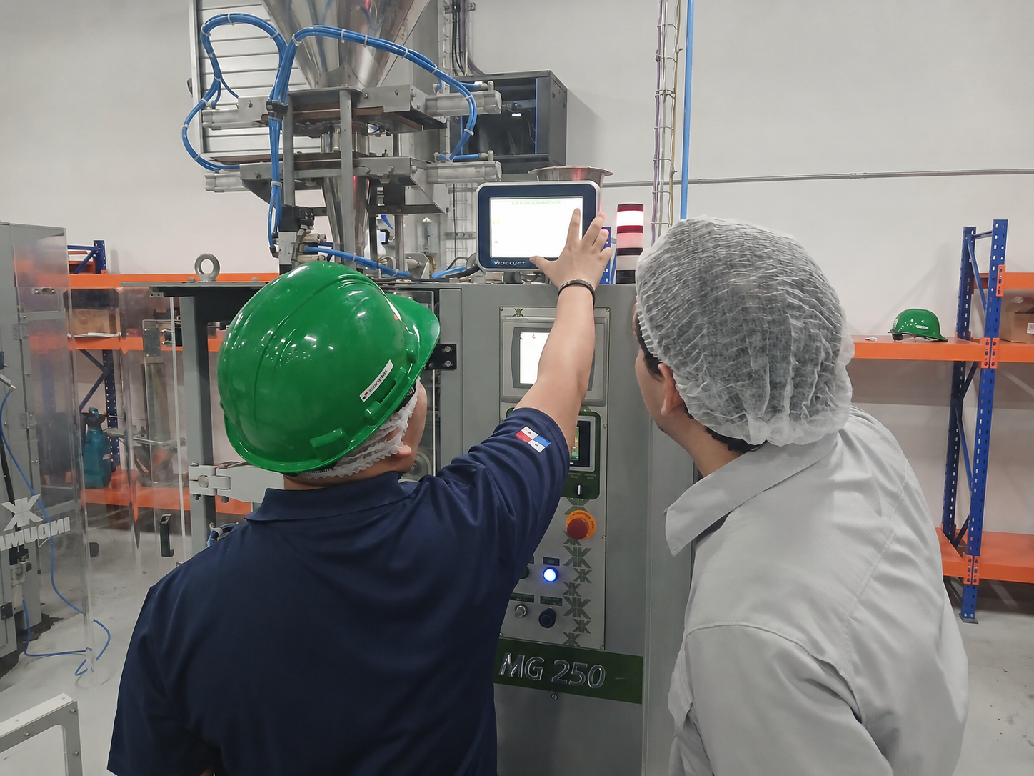 Técnicos de BVCP capacitando a un operador en el uso de un equipo Videojet MG 250 dentro de una planta de producción