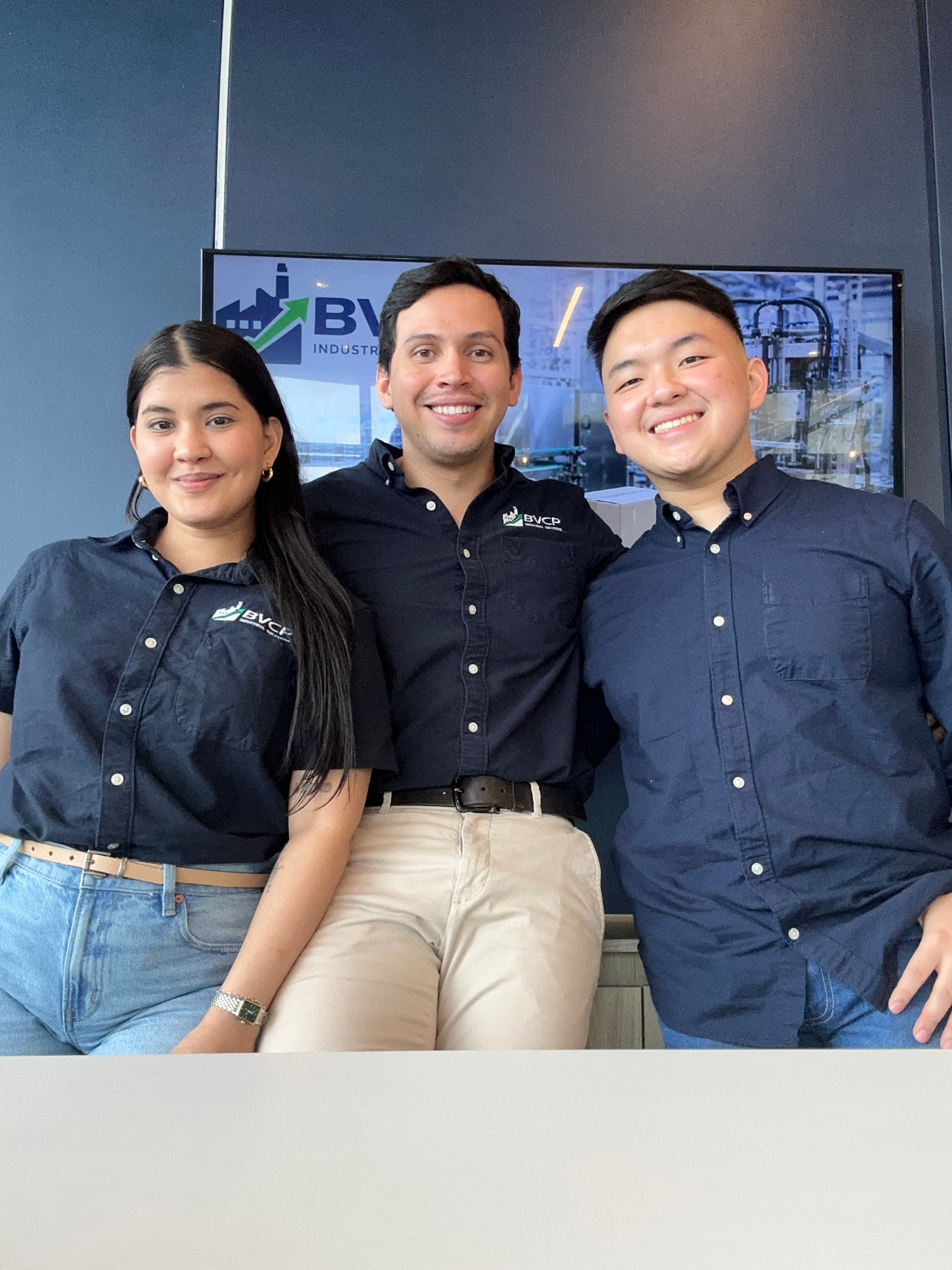 Equipo gerencial de BVCP Industrial Solutions en oficinas corporativas