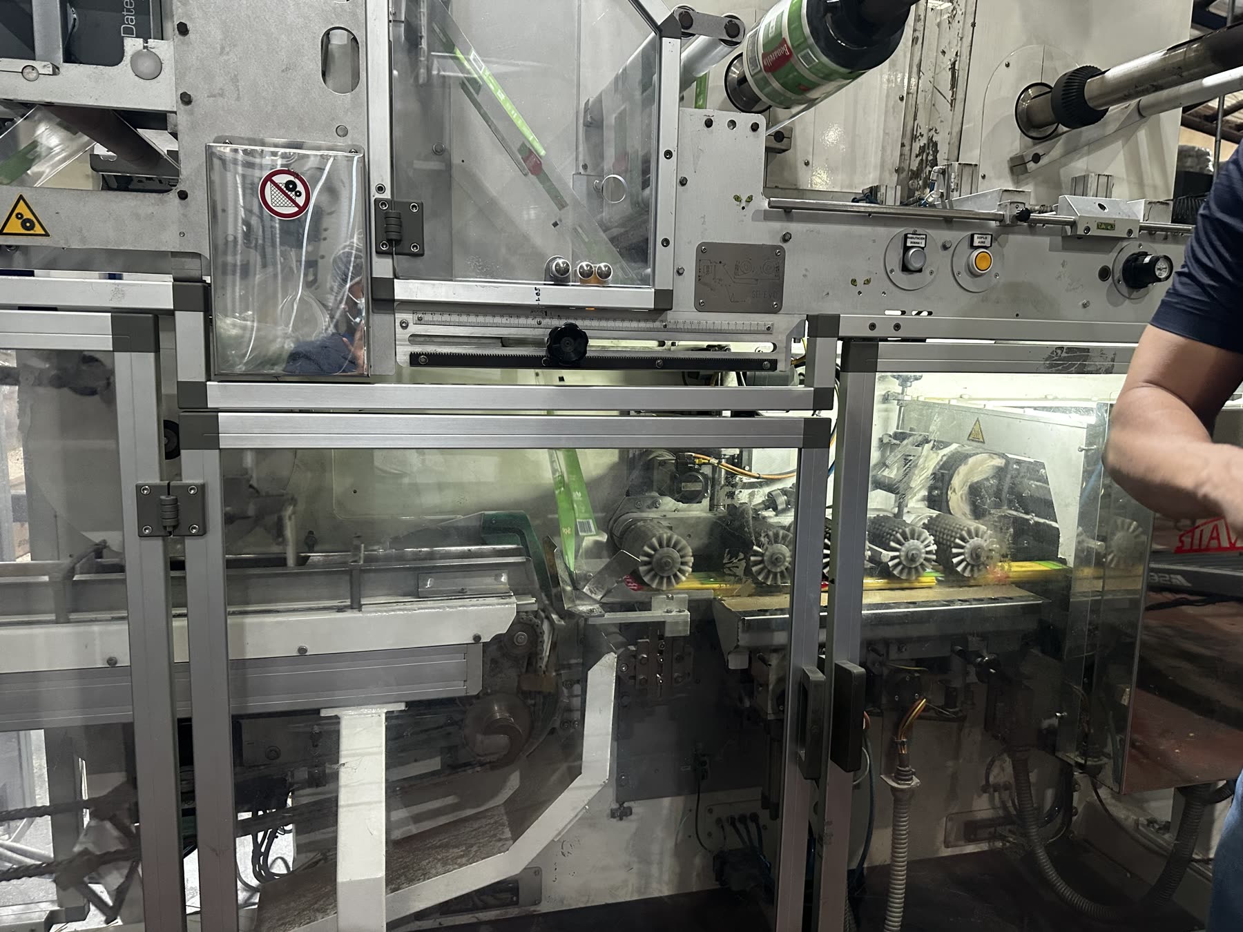 Detalle del mecanismo de sellado y arrastre de una máquina empacadora durante un ajuste técnico